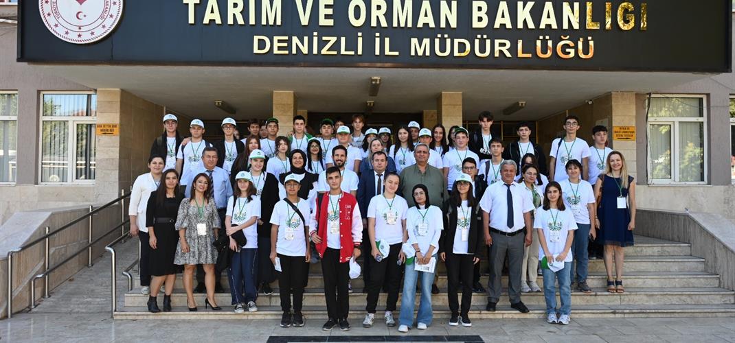 Denizli'de "Sürdürülebilir Tarım Uygulamalarında Lise Öğrencilerinin Farkındalığını Artırma ve Tarım Kariyeri Gelişimlerine Katkıda Bulunma" projesi kapsamında Öğrencilere Sürdürülebilir Tarım Teknikleri Eğitimi verildi. 