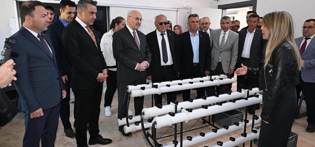 Denizli İl Tarım ve Orman Müdürü Mustafa Nevzat ZAYİM, Denizli Valisi Sayın Yavuz Selim KÖŞGER ile birlikte Baklan ilçesinde bulunan Tarım Teknolojileri Mesleki ve Teknik Anadolu Lisesi”ni ziyaret etti.